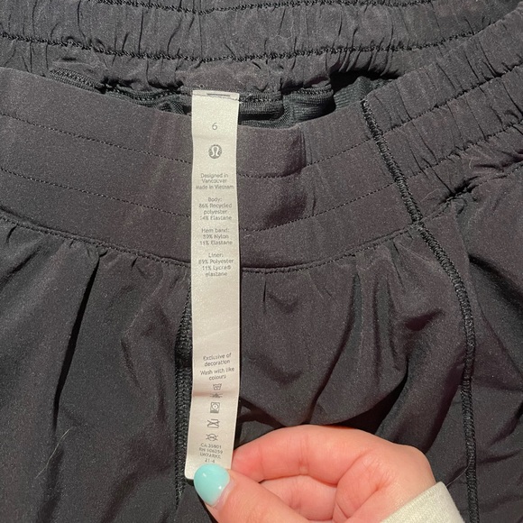Black lulu shorts 2.5 inch size 6 - Picture 2 of 2